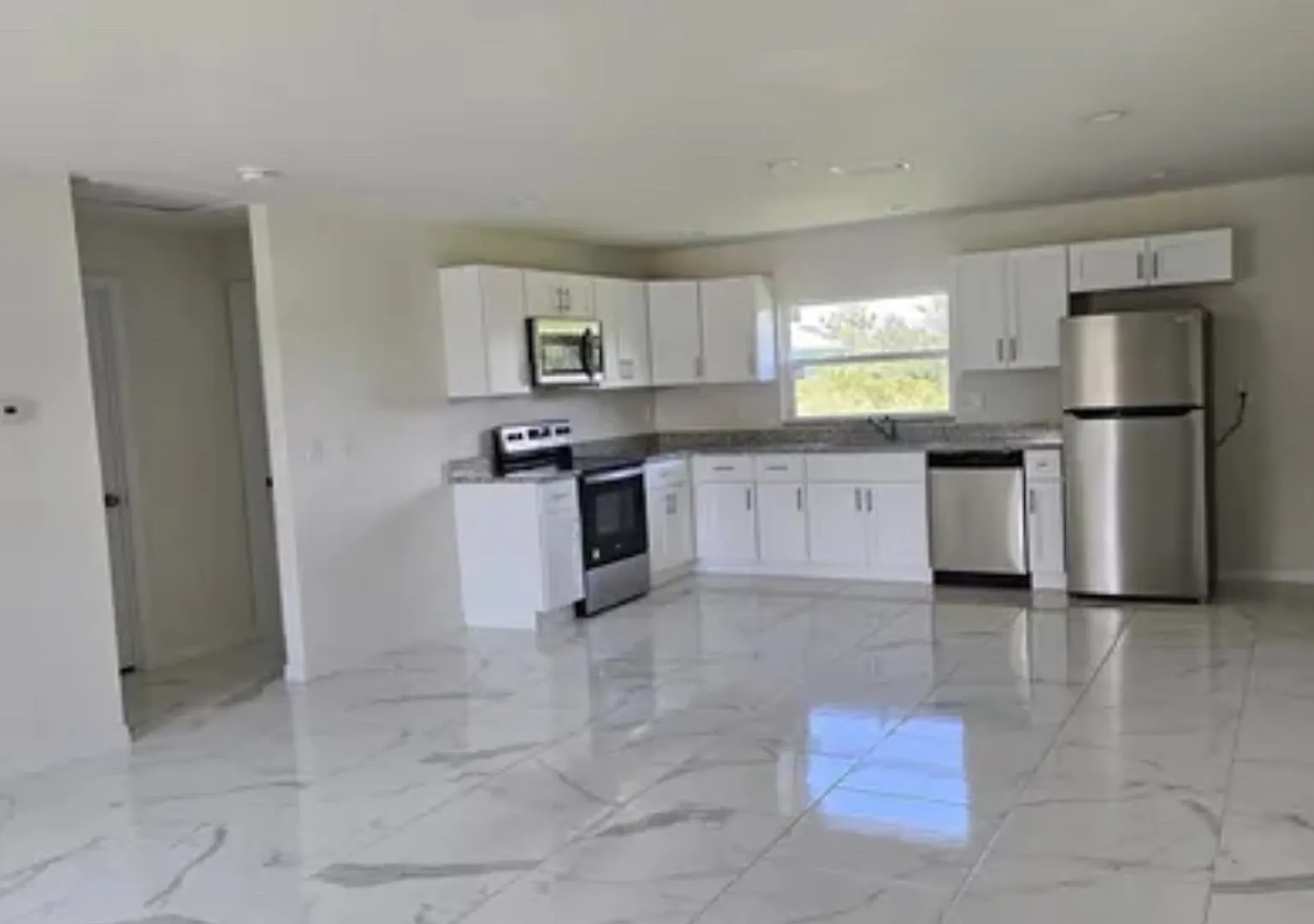Move In Ready-3br 2ba Single Family Home In A Great Location! — Photo 2