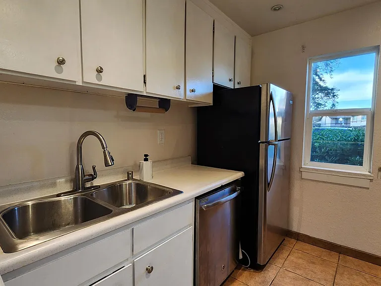 1540 Parkwood Pl — Photo 8