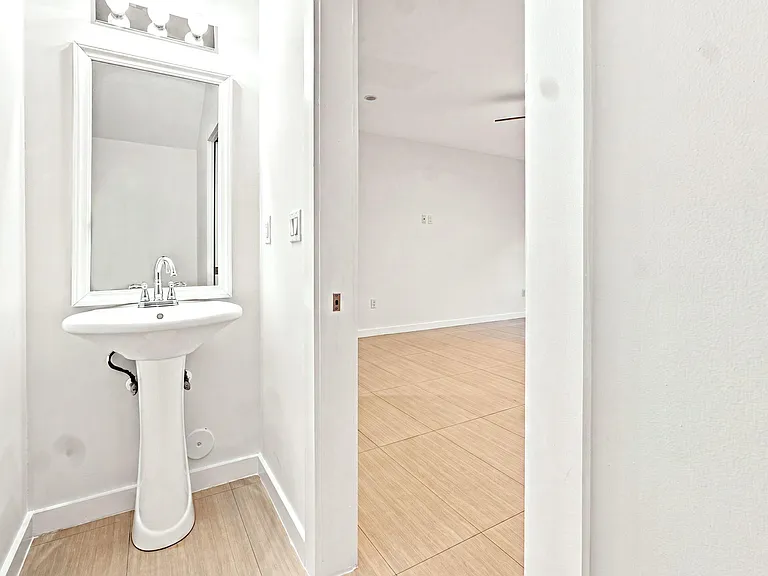 432 SE 16th St #432 — Photo 16