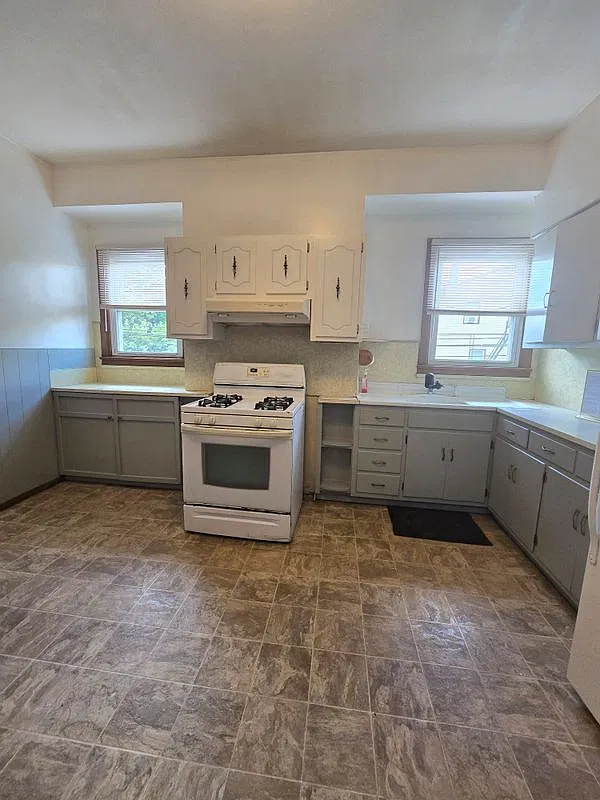3 bed, 1.0 bath, 2016 sqft, $2,300 — Photo 1