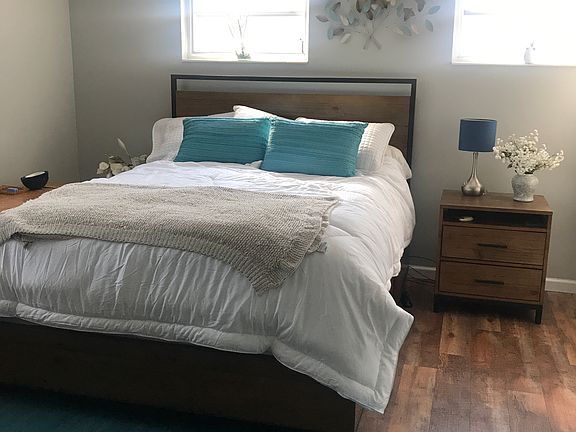 Large master w/walkin closet