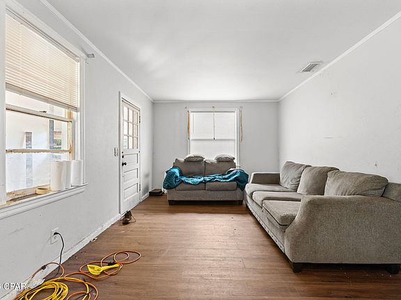 3rd image of 452 S Macarthur Ave