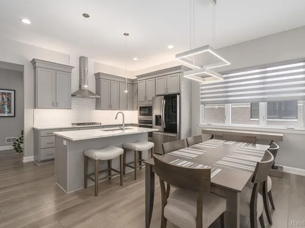 7484 Gramercy Cir, West Bloomfield, MI 48322