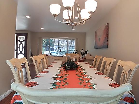 Gorgeous Formal Dinning