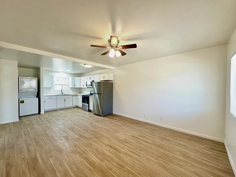 4424 Bellevue Newly Renovated Apartments with All Appliances Included! — Photo 23