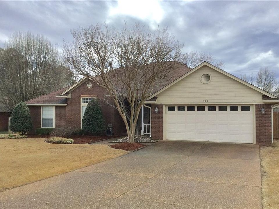 1st image of 711 Lisa Ln W