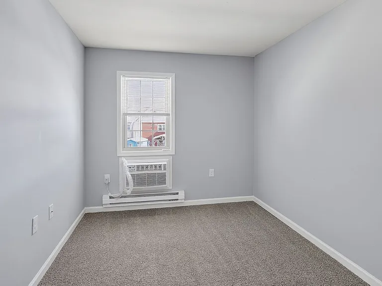 Waters Edge Apartments — Photo 31