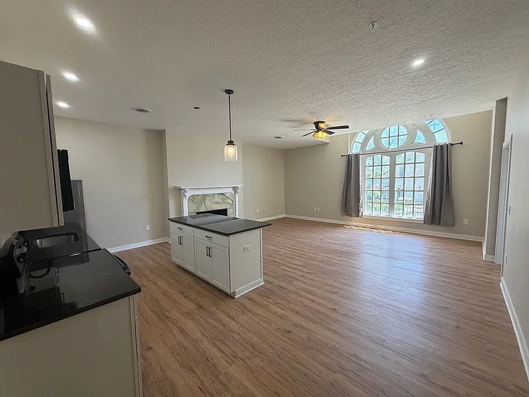400 N Main St #204 — Photo 3