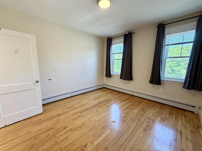 1102 Cambridge St — Photo 9