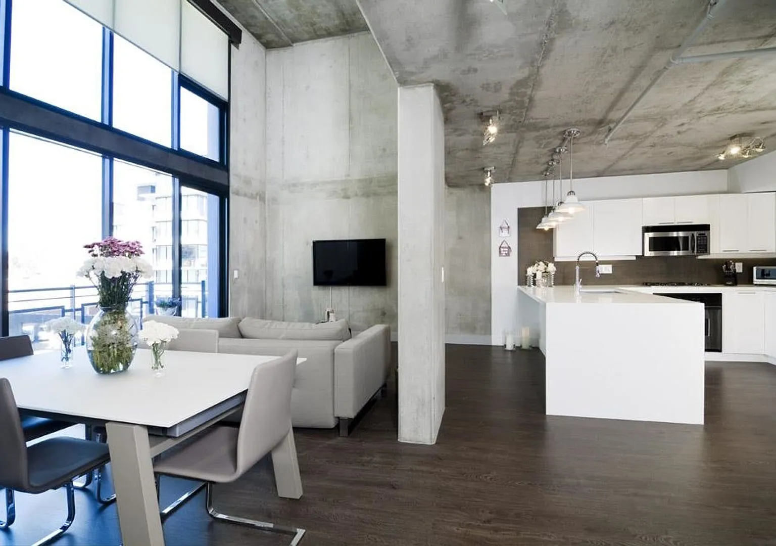Modern condo in the prestigious DOMA building! — Photo 1
