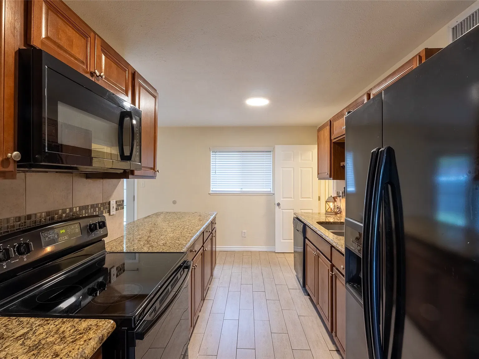 3 bed, 2.0 bath, 1512 sqft, $2,120 — Photo 4