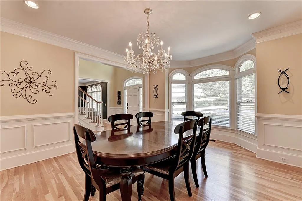 6 bed, 5.0 bath, 5852 sqft, $4,600 — Photo 3