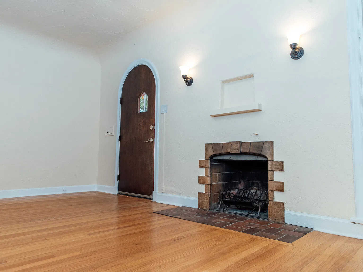 3 bed, 2236 sqft, $3,975 — Photo 3