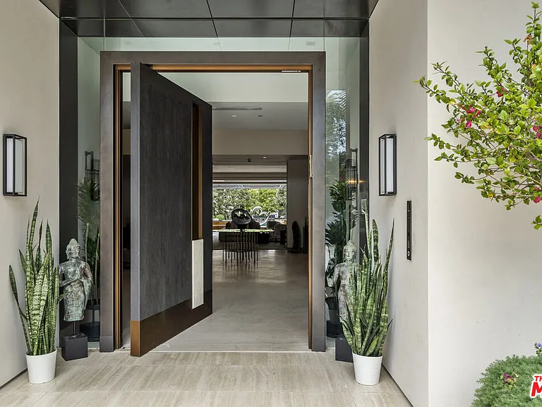 616 N Beverly Dr — Photo 2