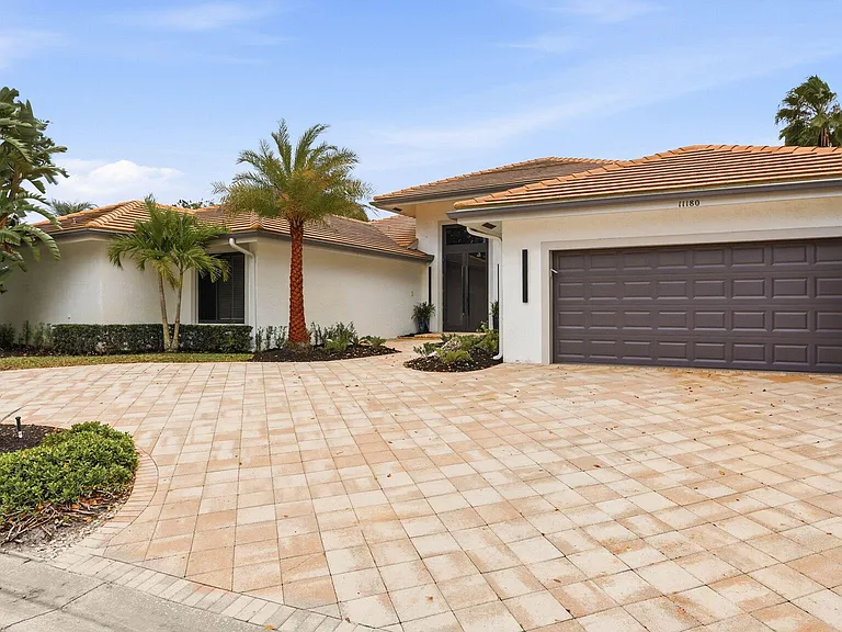11180 Isle Brook Ct — Photo 6