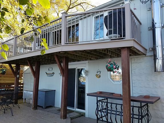 Spacious deck & patio lakeside