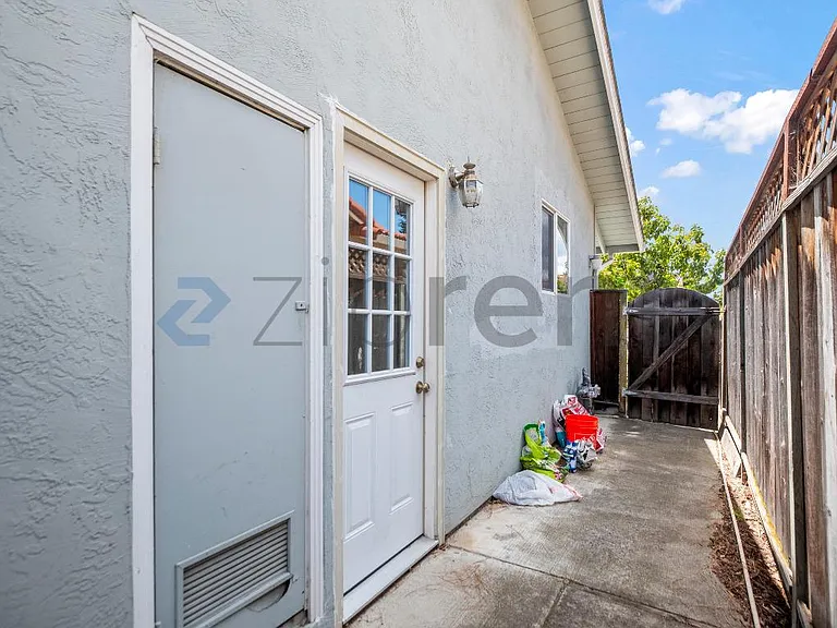 878 Quintinia Dr — Photo 3