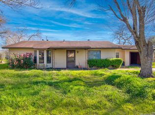 905 E 2nd Ave, Nixon, TX 78140