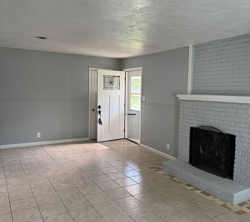 1st image of 2708 Rosebud Ln
