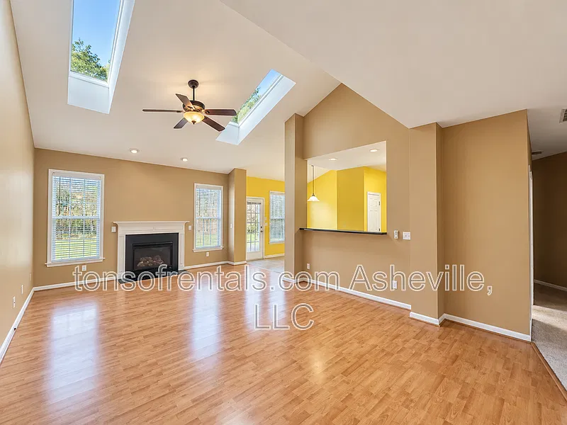 3 bed, 2.0 bath, 2350 sqft, $2,795 — Photo 2