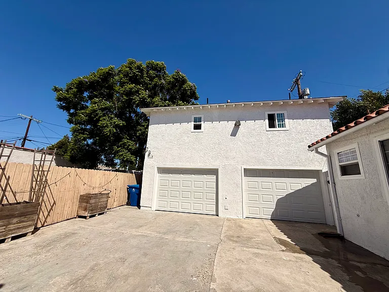 The 1B1B guest house sits on top of the garages. The garage to the right is for the guest house.
