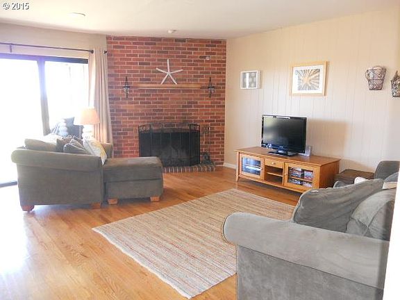 Family room w/ fireplace