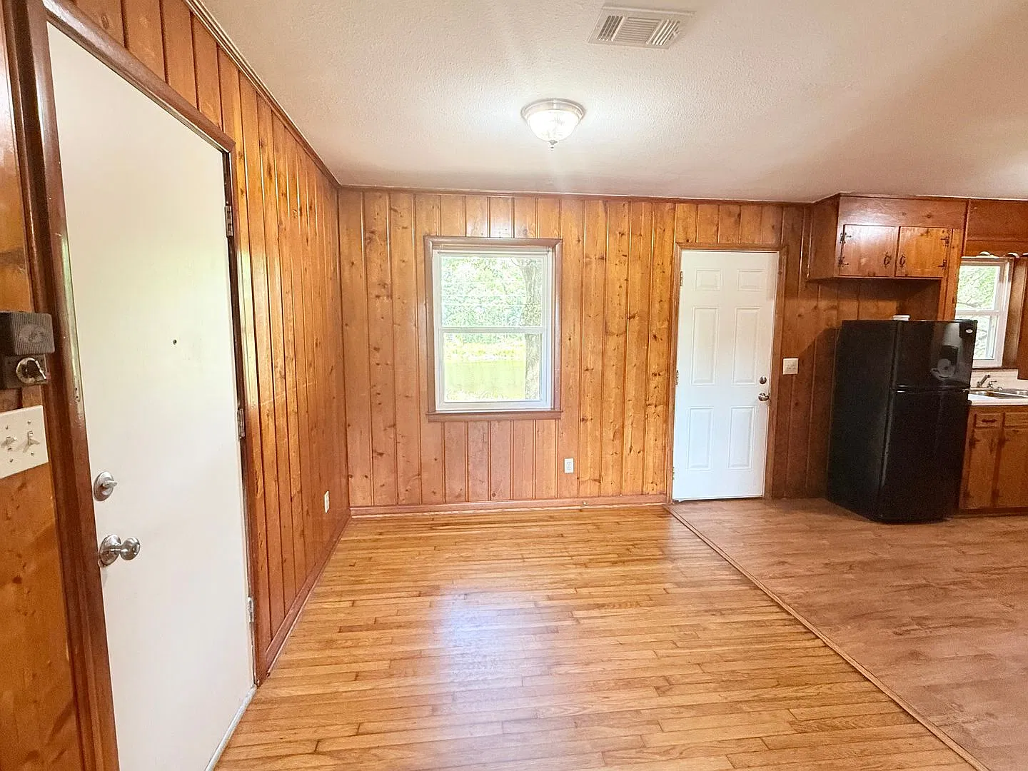 3 Bed/1.5 Bath Home - Backyard Pond — Photo 4