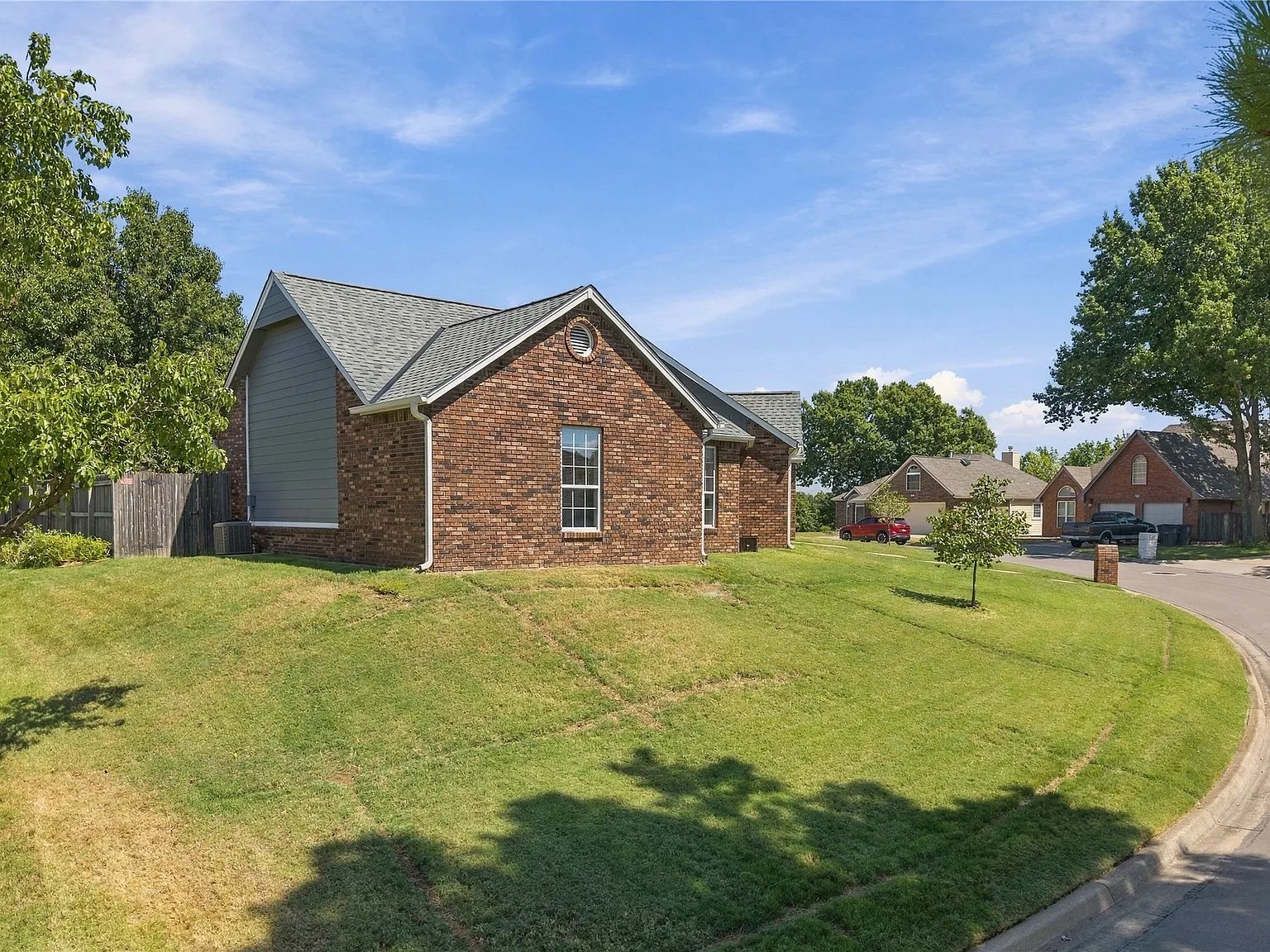 3 bed, 2.5 bath, 2550 sqft, $2,250 — Photo 3