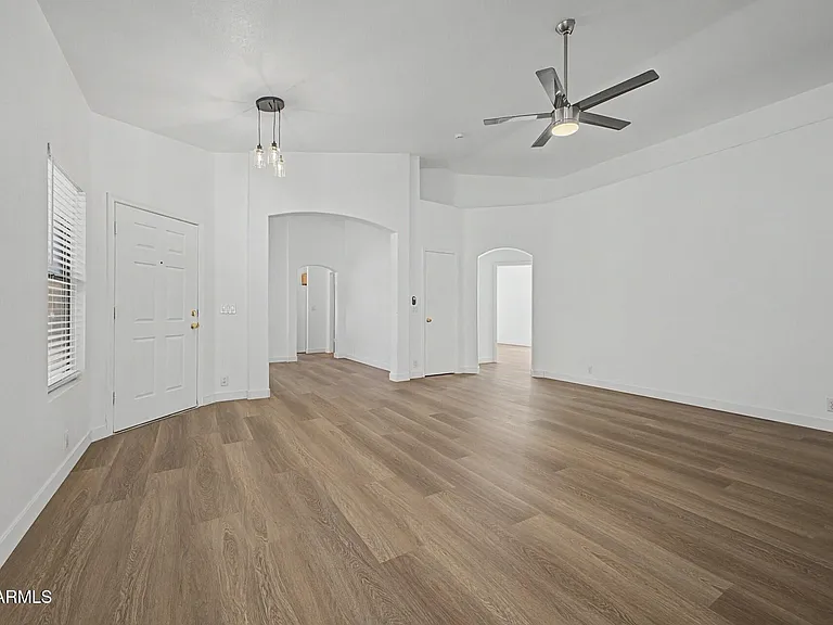 8868 W Laurel Ln — Photo 7