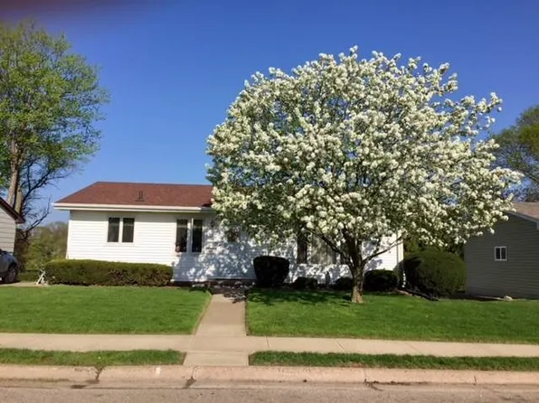 2745 Oak Crest Dr, Dubuque, IA 52001