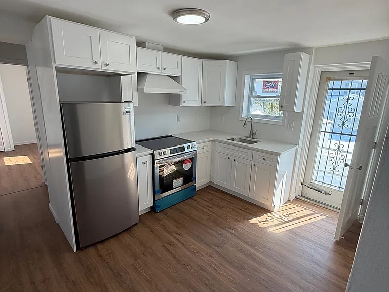 41 W Grand St — Photo 10
