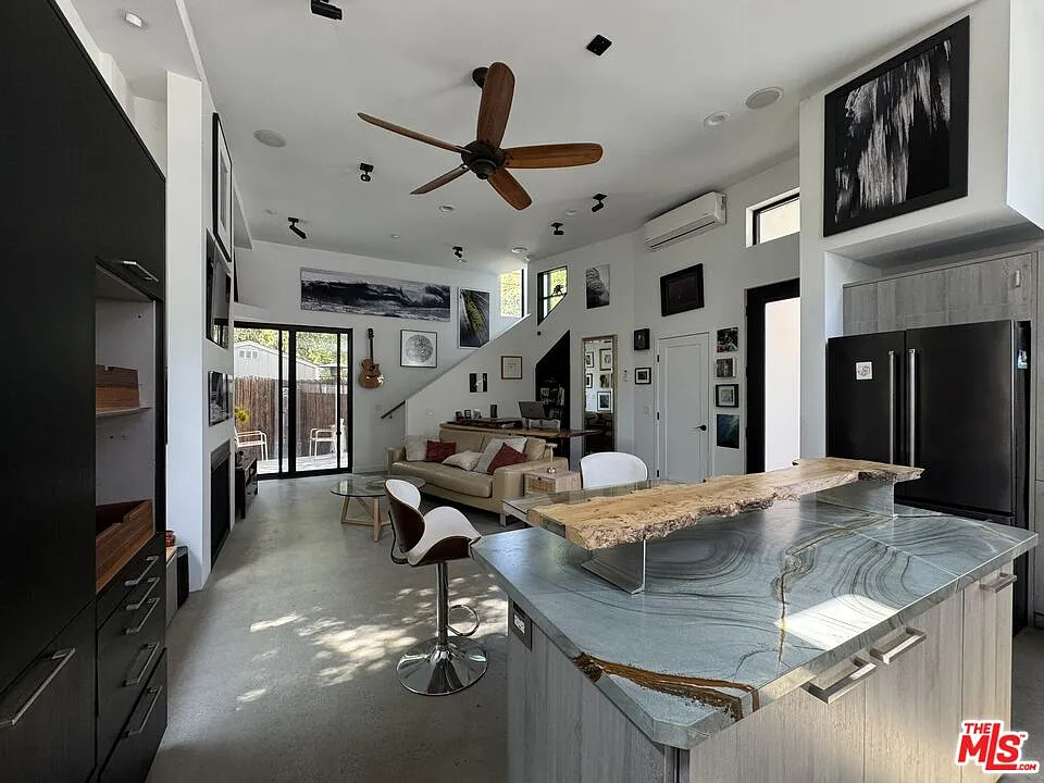 1 bed, 2.0 bath, 1200 sqft, $4,895 — Photo 4