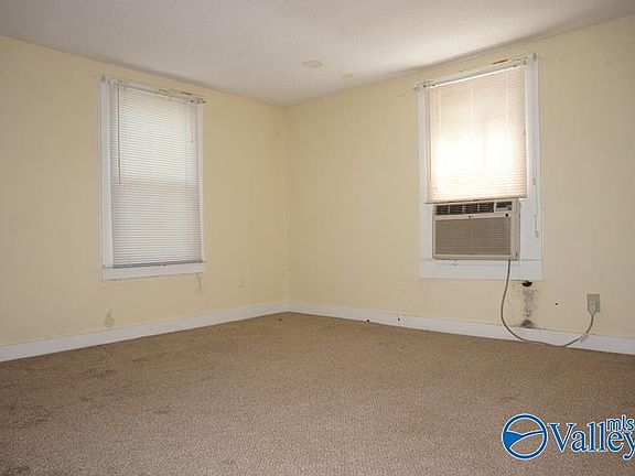 5th image of 2261 Graham Ave SW