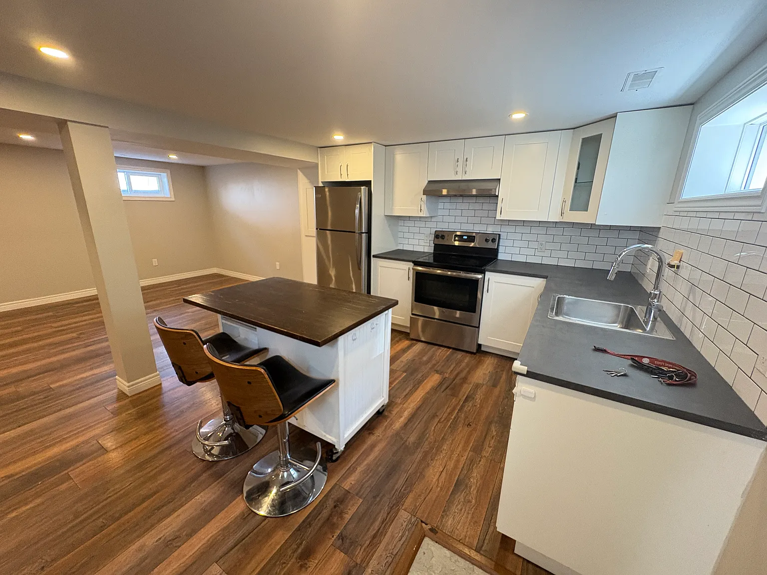 Spacious and Bright 2 Bedroom With Parking East Mountain — Photo 3
