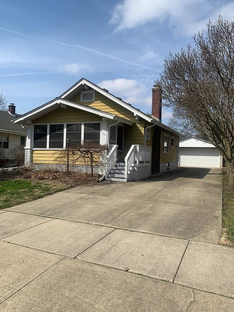 922 W Daniel St photo 1
