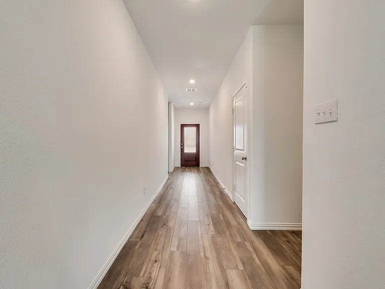 1833 Lake Grove Dr — Photo 3