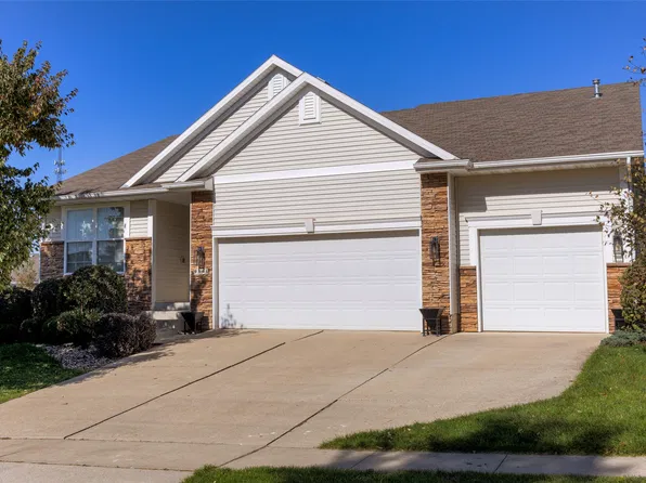 9355 Sugar Creek Dr, West Des Moines, IA 50266