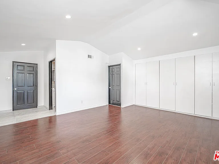 20746 Clarendon St — Photo 51