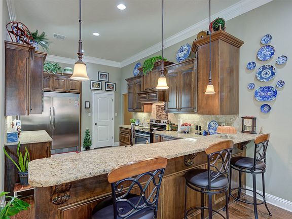 4th image of 151 Pepperridge Cir