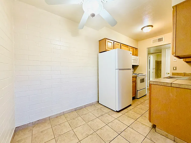 Desert Atrium - Studios, 1 Bedrooms and 2 Bedrooms in Great Location! Community Pool! — Photo 26