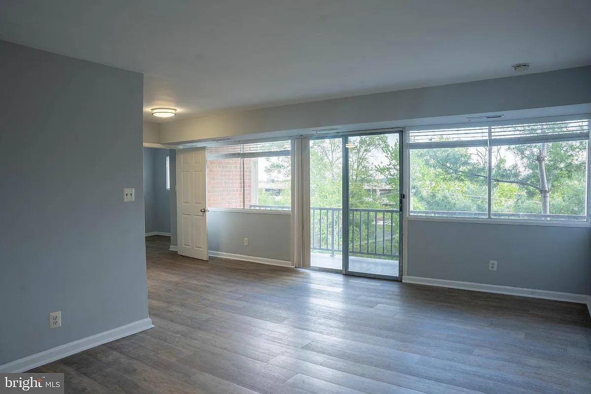 Building Photo - 5801 Quantrell Ave #306
