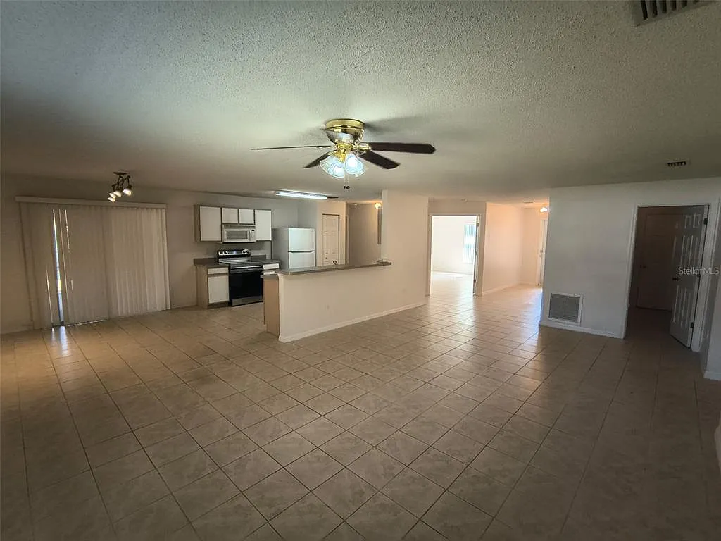 4 bed, 2.0 bath, 1921 sqft, $1,950 — Photo 2