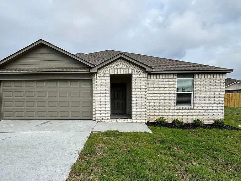205 Preston Ln — Photo 1
