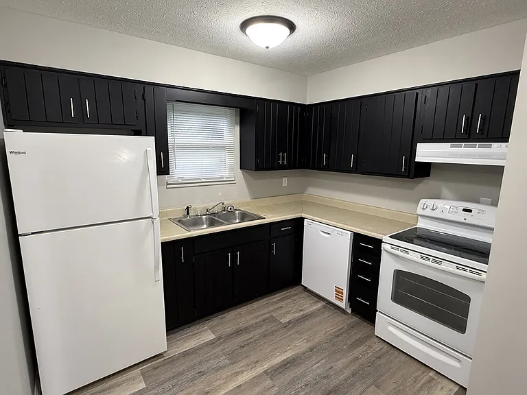 Crestview Dr — Photo 5