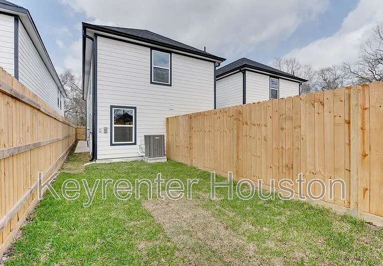 8126 Sterlingshire St #B — Photo 20