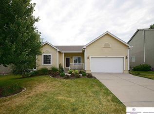 1503 Lakewood Dr, Papillion, NE 68046