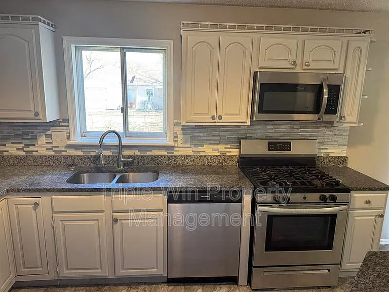 513 Coachway Ln — Photo 16