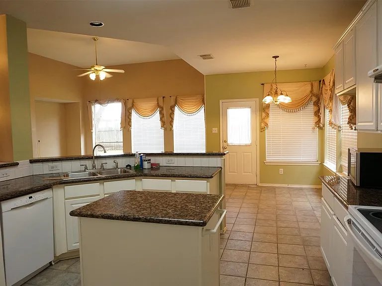 2114 Madewood Dr — Photo 9