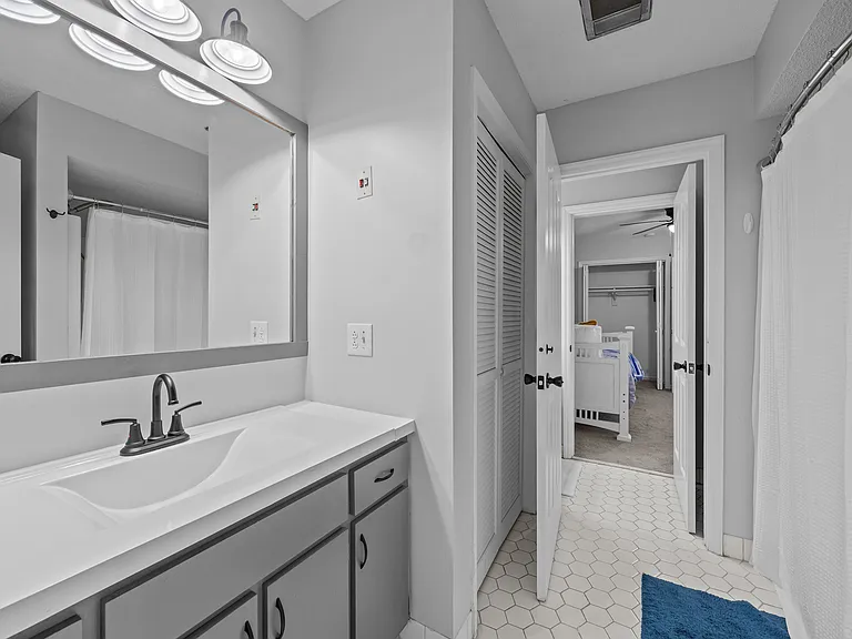 515 W 2nd St #4 — Photo 12