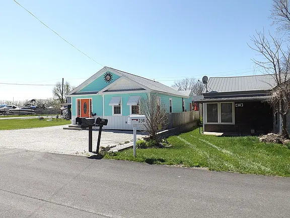 230 N Sackett Rd — exterior photo